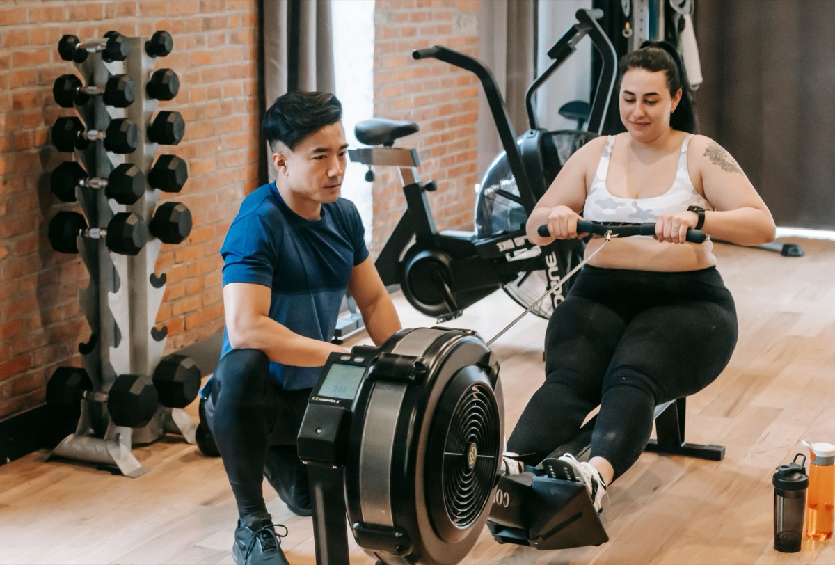 Un athlète utilisant un rameur dans une salle de sport.