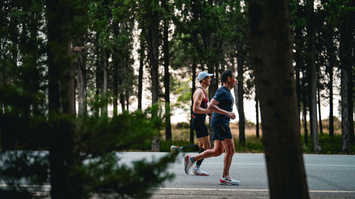 Primer plano de zapatillas de running en contacto con el suelo