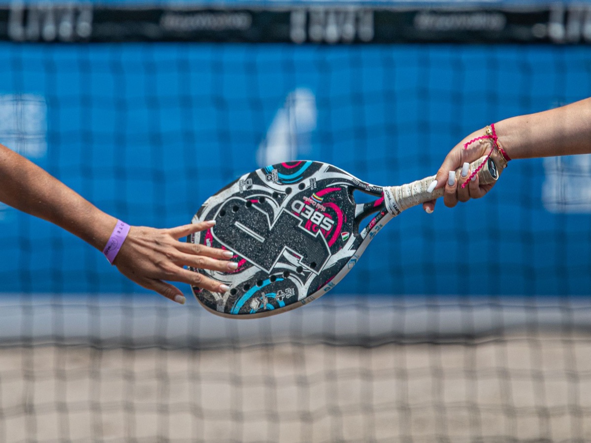 Nahaufnahme eines umwickelten Tennisschlägers.