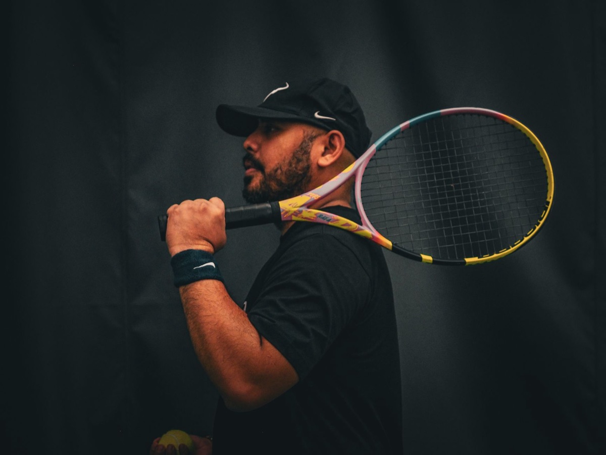 Primer plano del mango de una raqueta de tenis con grip nuevo.