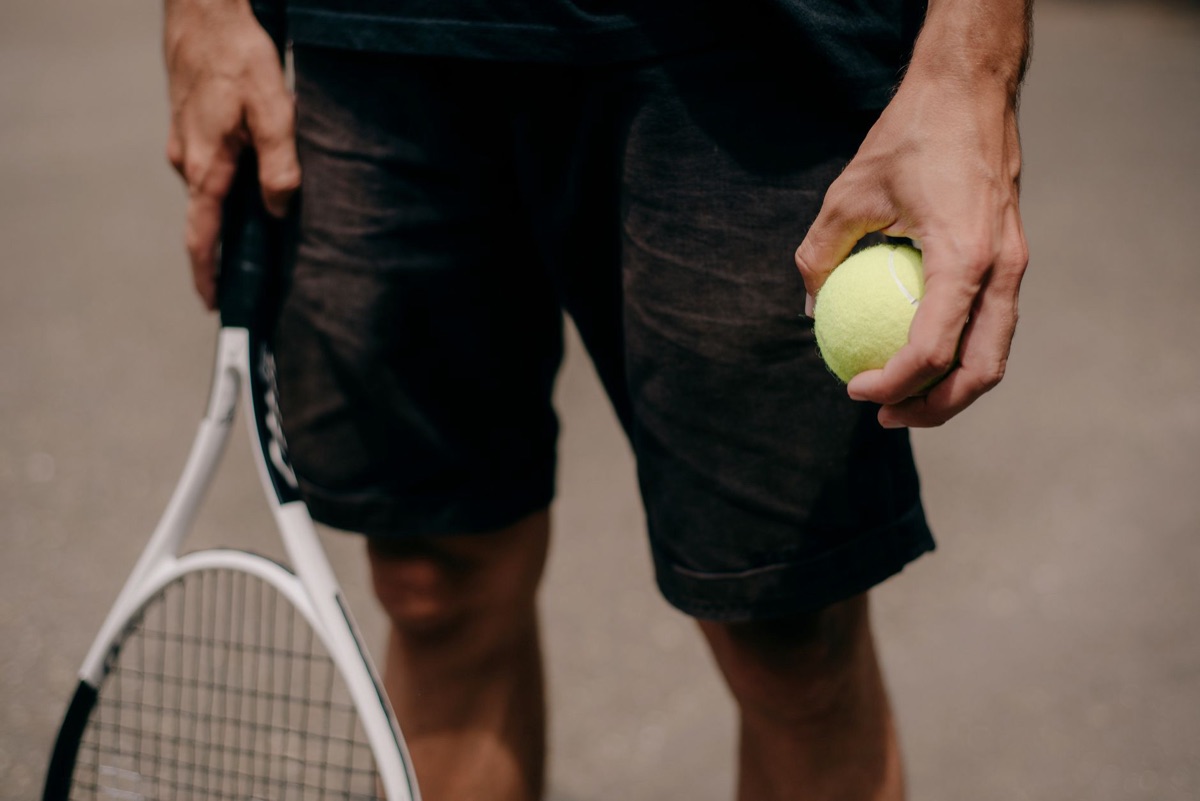 Détail de la texture de la bande de préhension sur une raquette de tennis.