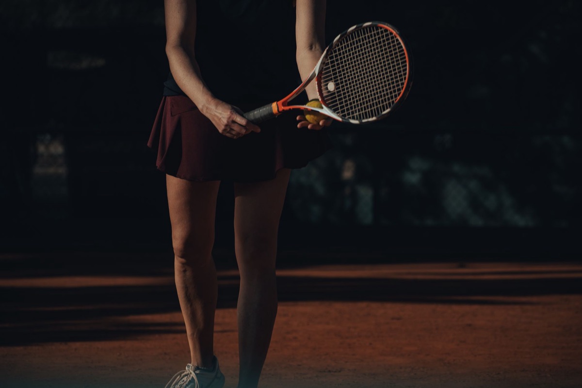 Mesure de la taille de la poignée d'une raquette de tennis.