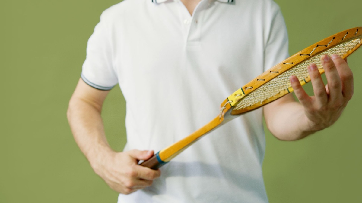 Close-up van een tennisracket met nieuwe grip tape.