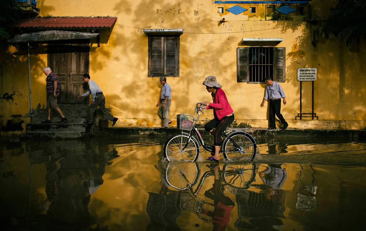 自転車、道、洪水、自然、都市、自転車、自転車乗り、自転車の旅、自転車を乗り、洪水、水、水の反射、道、ホイアン、ベトナム、水たまりの道