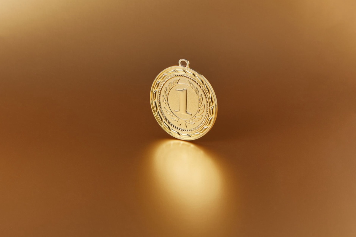 Podio olímpico con medalla de oro
