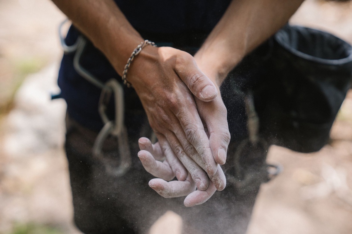 Chalk sur les mains de gymnaste