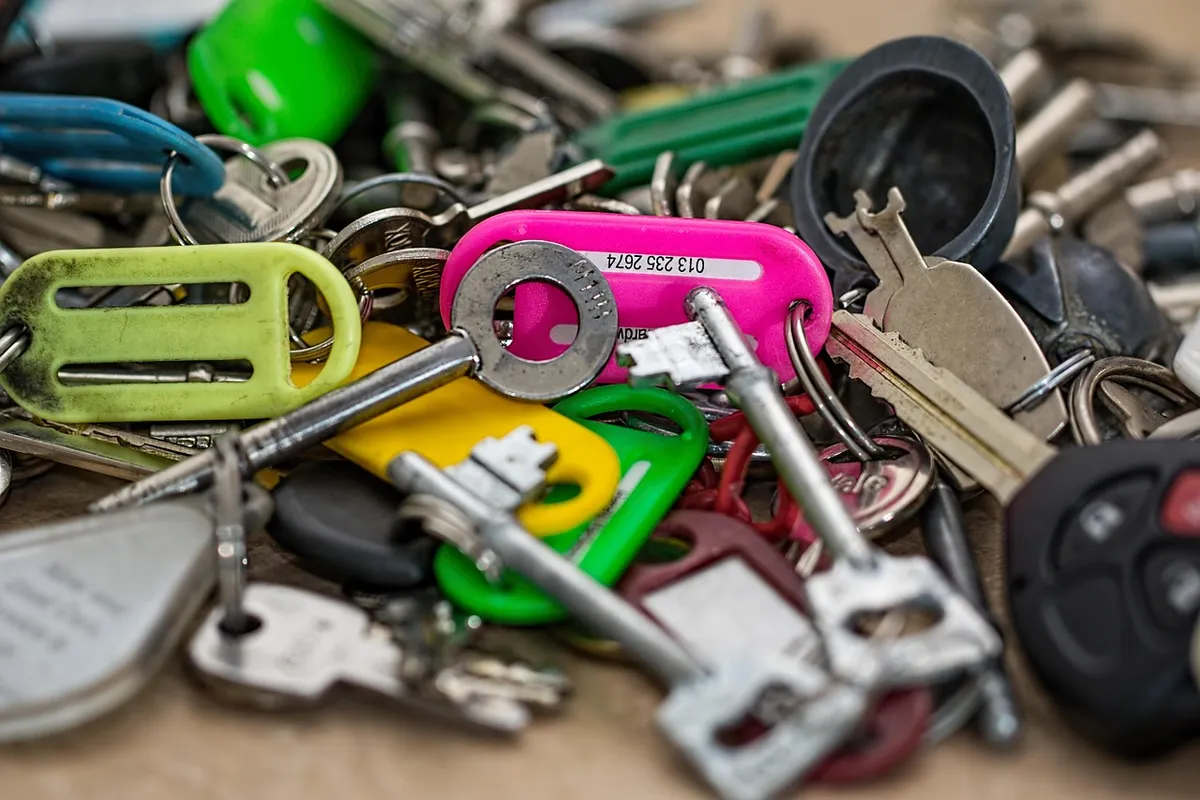 keys, open locks, security, unlock, secure, bunch, pile, heap, access, safety, protection, car key, house key, keyring, keychain, confusion, confused, keys, key