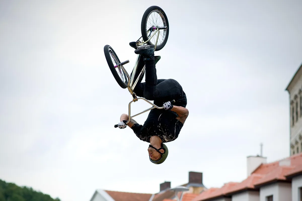 BMX, 프리스토일, 자전거, 아크로바틱, 아크로바티스트, 점프, 스포츠, 극심, 자전거, 주행, 트릭, 인간, 젊음, 조각, 자전거, 행동, 엔터테인먼트, 공기, 젊음, 라ム