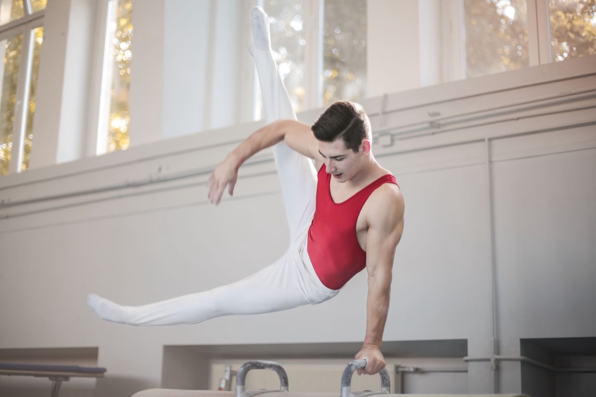 un principiante con una corda da ginnastica in mano durante un allenamento
