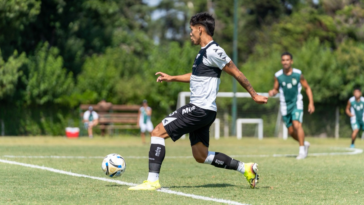 Equipamentos de treino de futebol: meias, meia-braço e botas