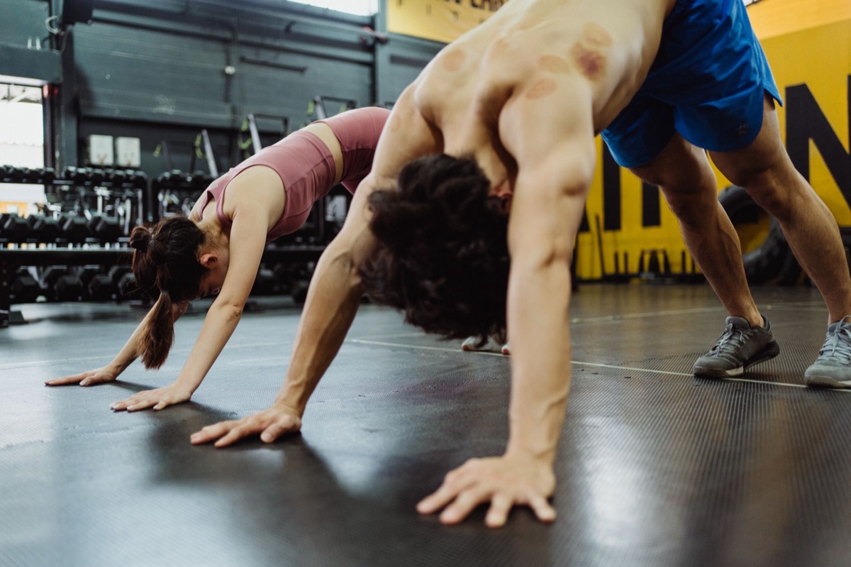 Posture yoga basique dans un gymnase