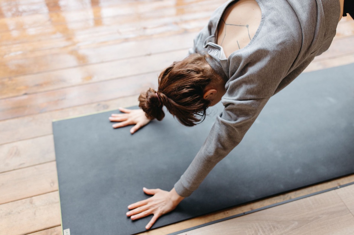 beginner yoga mat in gym