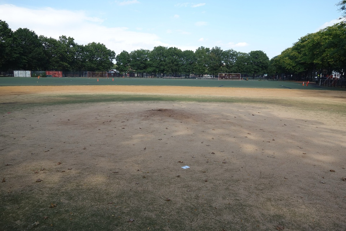 campo de béisbol con lanzador