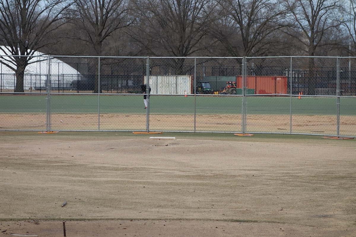 champ de base-ball avec un filet