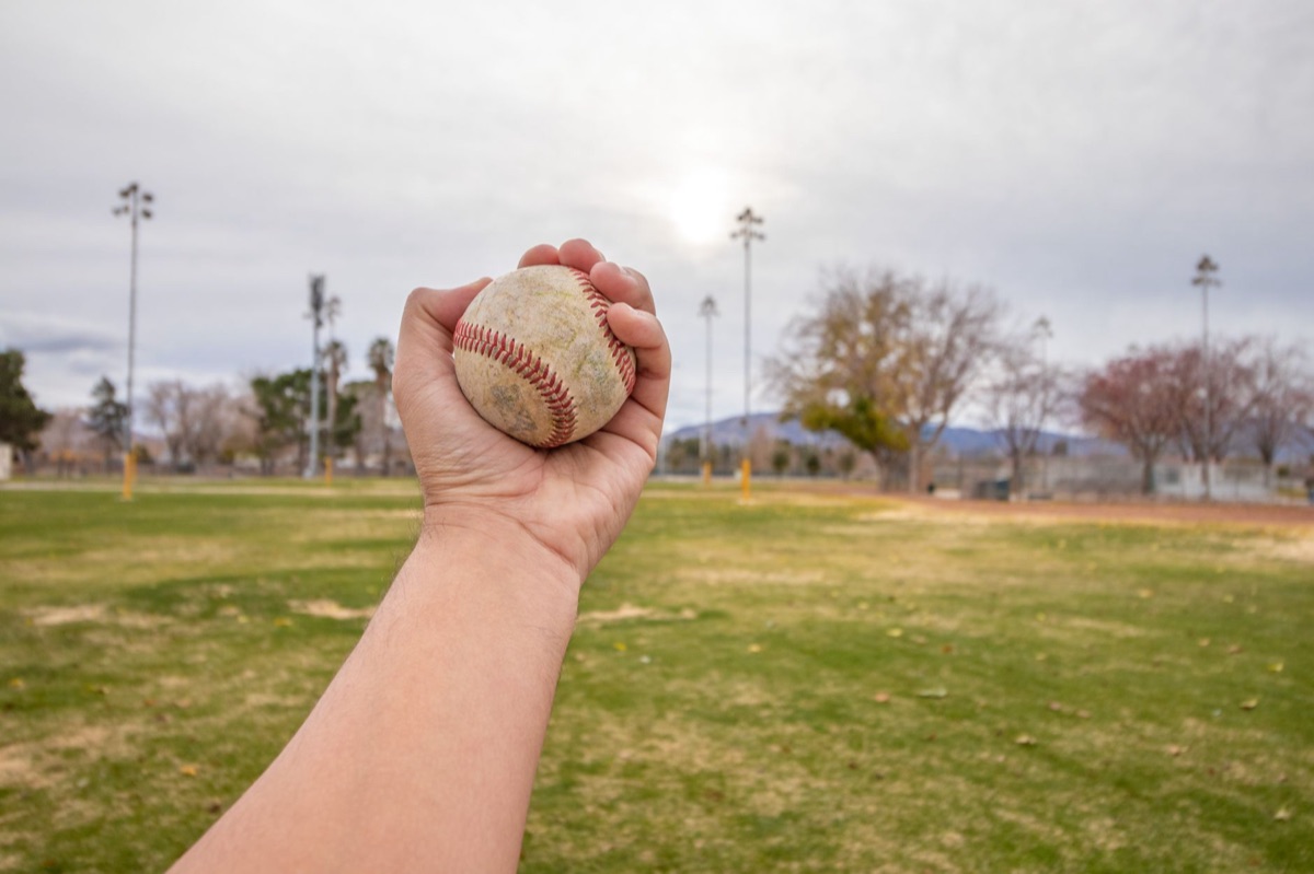 Mitt de basebol em campo de grama