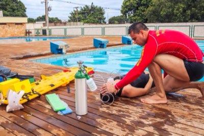 How to Swim: Essential Techniques for Beginners and Novices