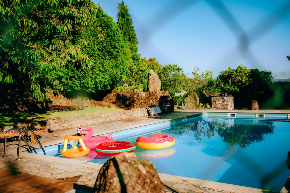 Piscina con salvavidas para seguridad en aprendizaje