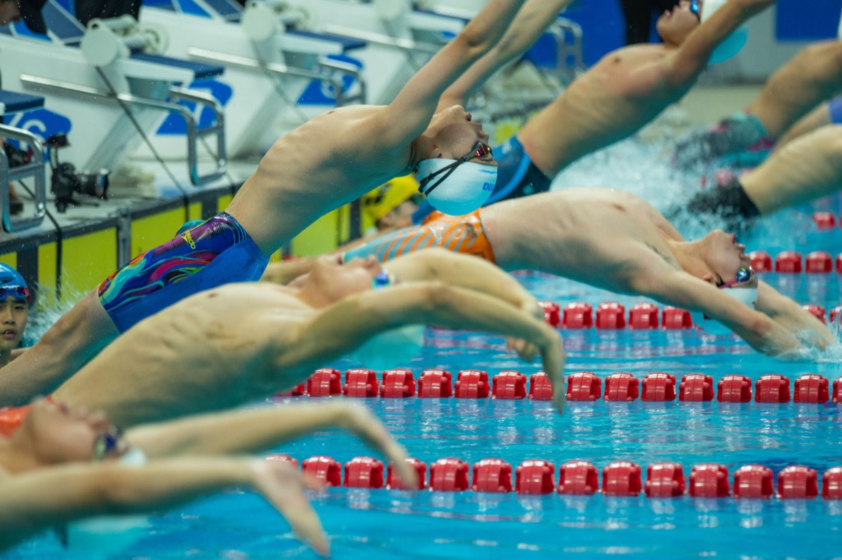 Nageur en position de départ dans une piscine