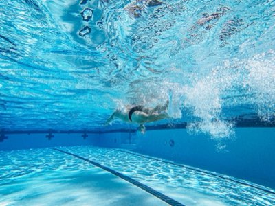 Nuotare per principianti: la guida alla tecnica corretta in acqua