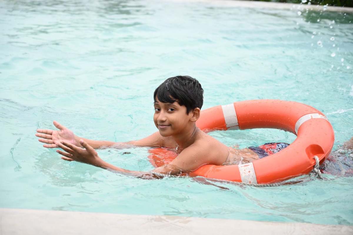 Swimming pool met beginner met drijfveer