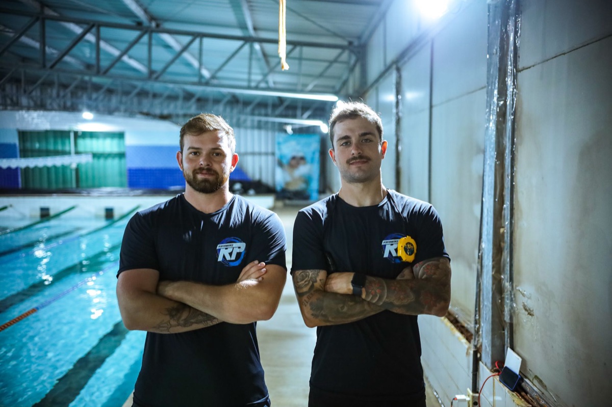 Beginner in pool met coach
